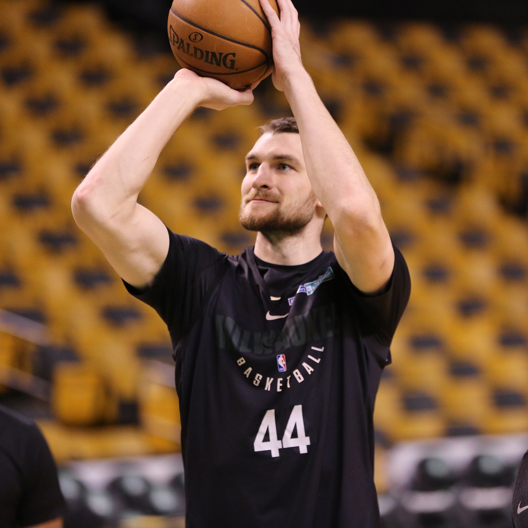 金年会客户端下载关于窗口期突围战来临，密尔沃基雄鹿围绕西甲完成体检，信心回归，更衣室氛围转暖的信息